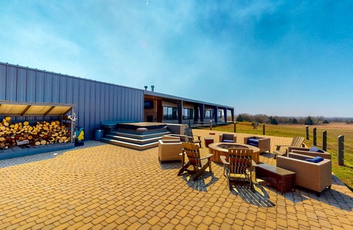 Pawnee County Cabin | Sprawling retreat with two lodges, entertainment