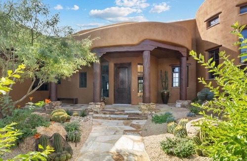 Mirabel Village House | Sprawling Western Paradise on Mirabel Golf Course