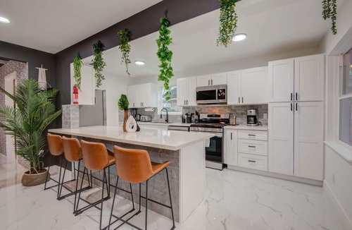 Spring Branch Central House | Spring Branch Getaway Ft. 5BD/2BA, Pool & Hot tub