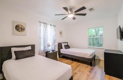 Kempwood House | Spring Branch Home Sleeps 6 Yard King Suit
