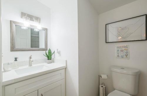 Kempwood House | Spring Branch Home Sleeps 6 Yard King Suit