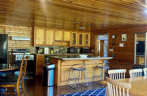 Palestine Cabin | SPRING BREAK! FISHING, WATERFRONT, 3 BEDROOMS, QUIET, ISOLATED RURAL AREA