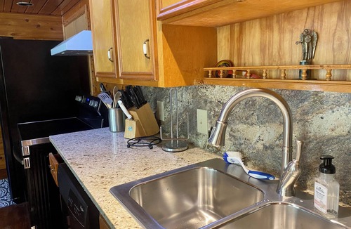 Palestine Cabin | SPRING BREAK! FISHING, WATERFRONT, 3 BEDROOMS, QUIET, ISOLATED RURAL AREA