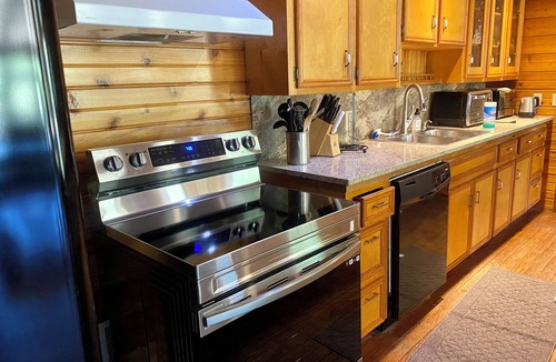 Palestine Cabin | SPRING BREAK! FISHING, WATERFRONT, 3 BEDROOMS, QUIET, ISOLATED RURAL AREA