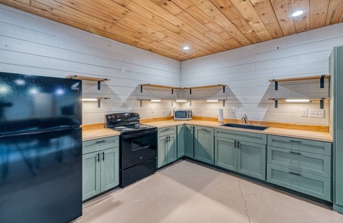 Foxfire Estates Cabin | Spring Break - POOL, sleeps 18, theater, hot tub, gameroom, & 5 min to downtown