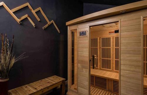 Crown Ski Chalet | Spring Break Spcl! ~ Prvt Sauna/Hot Tub + Fire Pit