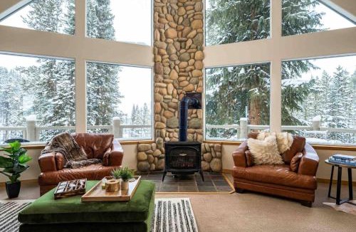 Crown Ski Chalet | Spring Break Spcl! ~ Prvt Sauna/Hot Tub + Fire Pit