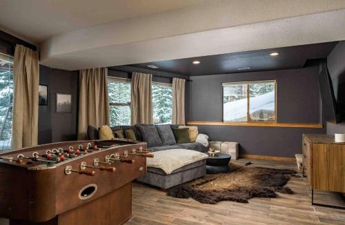 Crown Ski Chalet | Spring Break Spcl! ~ Prvt Sauna/Hot Tub + Fire Pit
