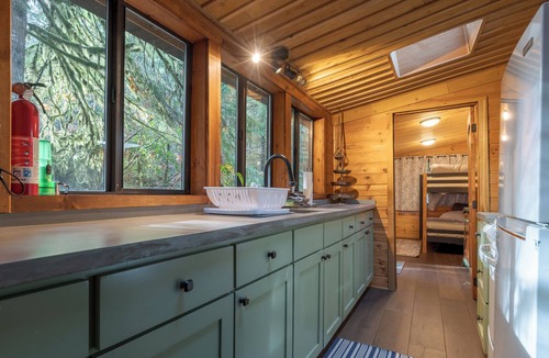 Rhododendron Cabin | Spring break special 3rd night free stay before 4/20/26