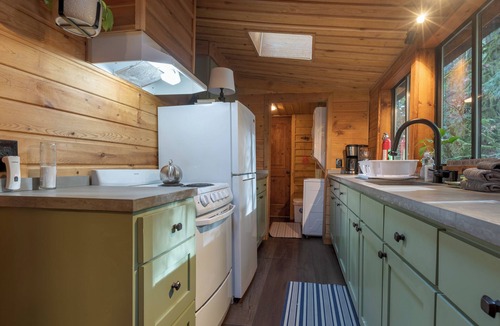 Rhododendron Cabin | Spring break special 3rd night free stay before 4/20/26
