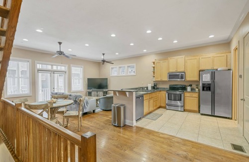 Crescent Beach House | Spring Break Beach Home, 4 Bed 4 Bath, Sleeps 12! Walk to Beach! Pool!