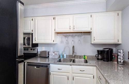 Rutledge Hill Condo | Spring Break! Walk 2 Bars! Free Parking! #644!