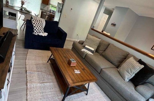 Bonnet Shores House | Spring by the Sea. Cozy Retreat in Bonnet Shores near Newport. Firepit