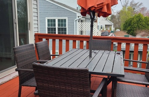 Bonnet Shores House | Spring by the Sea. Cozy Retreat in Bonnet Shores near Newport. Firepit