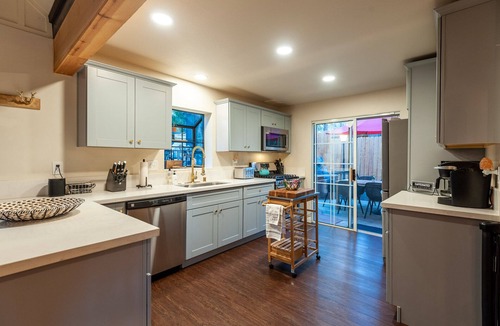 Twin Peaks Cabin | Spring Cabin Escape | Hot Tub, Deck, Arcade Table
