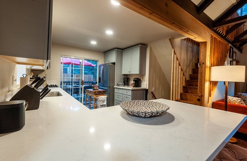 Twin Peaks Cabin | Spring Cabin Escape | Hot Tub, Deck, Arcade Table