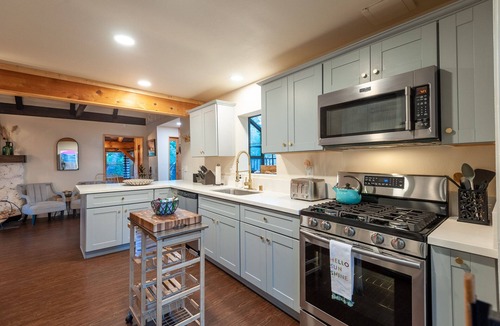 Twin Peaks Cabin | Spring Cabin Escape | Hot Tub, Deck, Arcade Table