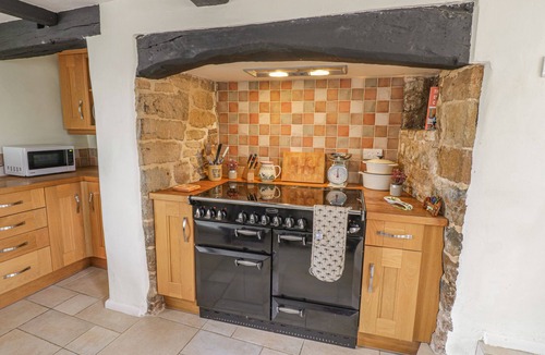 Sibford Gower Cottage | SPRING COTTAGE, pet friendly, with open fire in Banbury