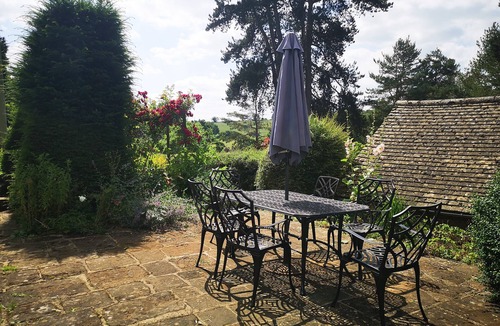Sibford Gower Cottage | SPRING COTTAGE, pet friendly, with open fire in Banbury