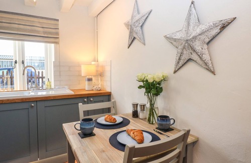 Sea Palling Cottage | SPRING COTTAGE, pet friendly, with open fire in Sea Palling