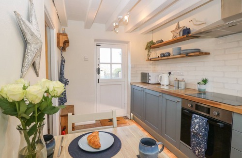 Sea Palling Cottage | SPRING COTTAGE, pet friendly, with open fire in Sea Palling