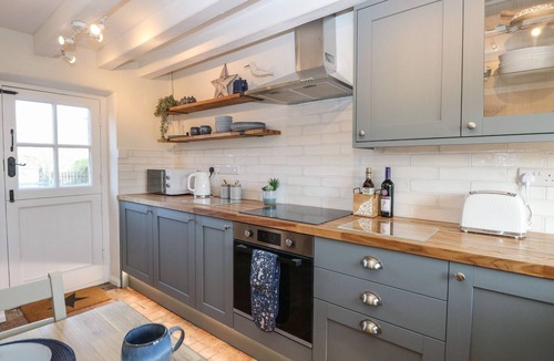 Sea Palling Cottage | SPRING COTTAGE, pet friendly, with open fire in Sea Palling