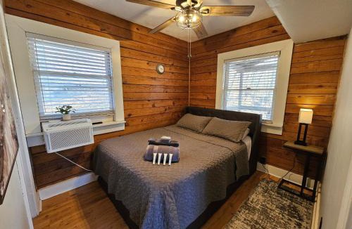 Mars Hill House | Spring Couples Getaway Hot Tub plus 500Mbps
