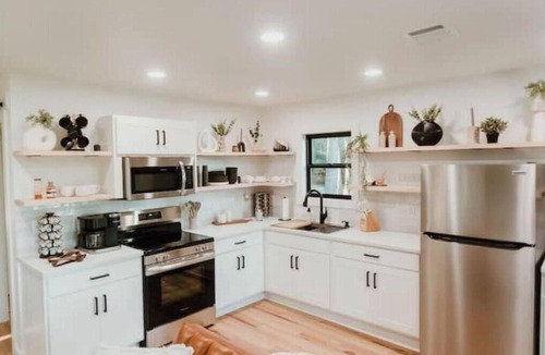 Hearne House | Spring Creek Oasis, 2-bedroom house in welcoming Bryan