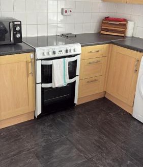 Portswood Apartment | Spring Crescent Apartments - Spacious 1 Bed with Parking, Sleeps 4
