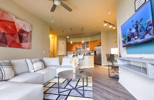 Uptown Condo | Spring Deal | Galleria Luxury Stay + Pool & Gym