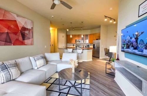 Uptown Condo | Spring Deal | Galleria Luxury Stay + Pool & Gym