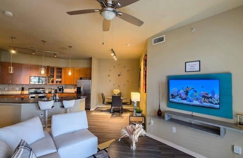 Uptown Condo | Spring Deal | Galleria Luxury Stay + Pool & Gym