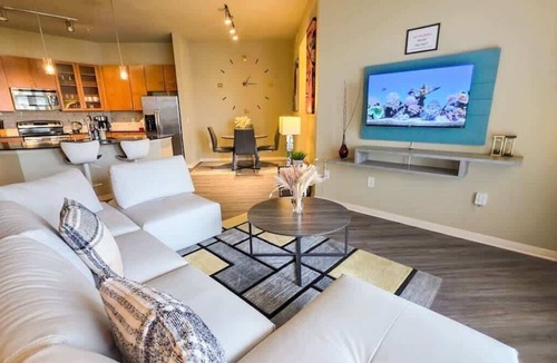Uptown Condo | Spring Deal | Galleria Luxury Stay + Pool & Gym
