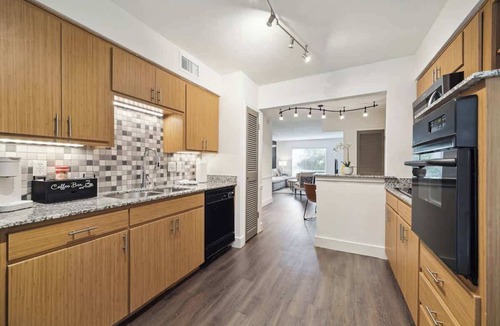 Uptown Apartment | Spring Deals | Walk to Galleria | Holiday-Ready