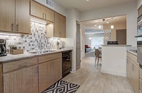 Uptown Apartment | Spring Deals | Walk to Galleria | Holiday-Ready
