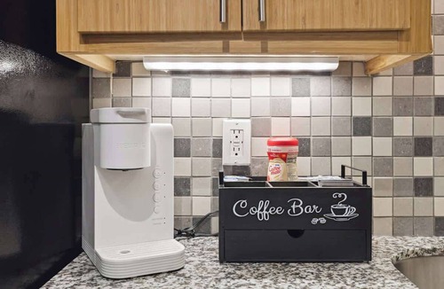 Uptown Apartment | Spring Deals | Walk to Galleria | Holiday-Ready
