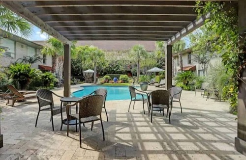 Uptown Apartment | Spring Deals | Walk to Galleria | Holiday-Ready