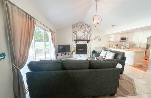 Southside House | ~Spring Ease Sleeps 8 Cool Pool & Shade~