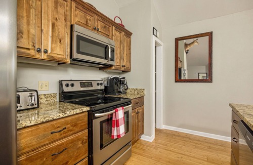 Chalet Village Ski Chalet | Spring Escape⛰Hot Tub~Theater~5min to GSMNP~2 Fireplaces