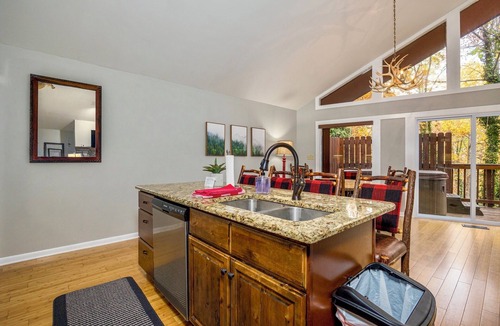 Chalet Village Ski Chalet | Spring Escape⛰Hot Tub~Theater~5min to GSMNP~2 Fireplaces