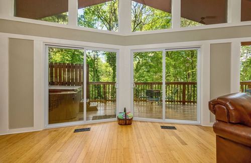 Chalet Village Ski Chalet | Spring Escape⛰Hot Tub~Theater~5min to GSMNP~2 Fireplaces