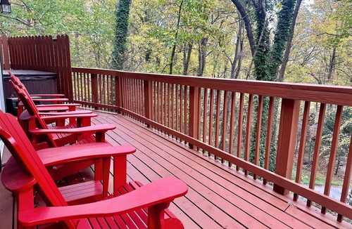 Chalet Village Ski Chalet | Spring Escape⛰Hot Tub~Theater~5min to GSMNP~2 Fireplaces