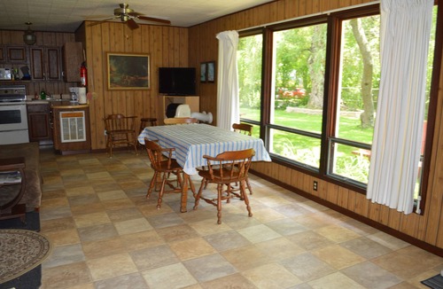 Lakeside Cottage | SPRING & FALL DISCOUNT! Two Bedroom Cottage with Private Beach!