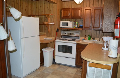 Lakeside Cottage | SPRING & FALL DISCOUNT! Two Bedroom Cottage with Private Beach!