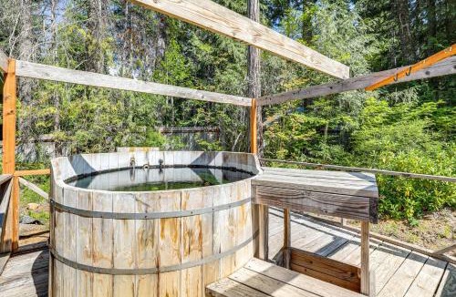 Belknap Springs House | Spring-Fed Soaking Tub! Lush Central Oregon Haven