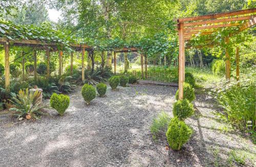Belknap Springs House | Spring-Fed Soaking Tub! Lush Central Oregon Haven