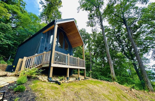 Sevierville Cottage | Spring Getaway | Hot Tub |