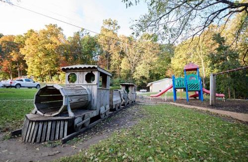New Holland Resort | Spring Gulch Screened Park Model 6