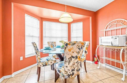 Berkeley Manor House | Spring Hill Serenity:Cozy Escape