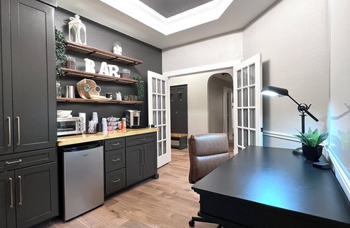 Spring House | Spring Home, Minutes from The Woodlands, Sleeps 8, King Bed, Coffee Bar,
